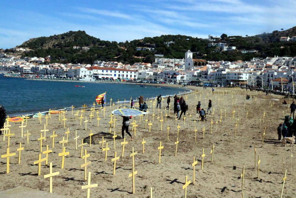 Claven 3.000 creus grogues a platges de l''Alt Empordà i la Catalunya del Nord per «la mort de les llibertats»