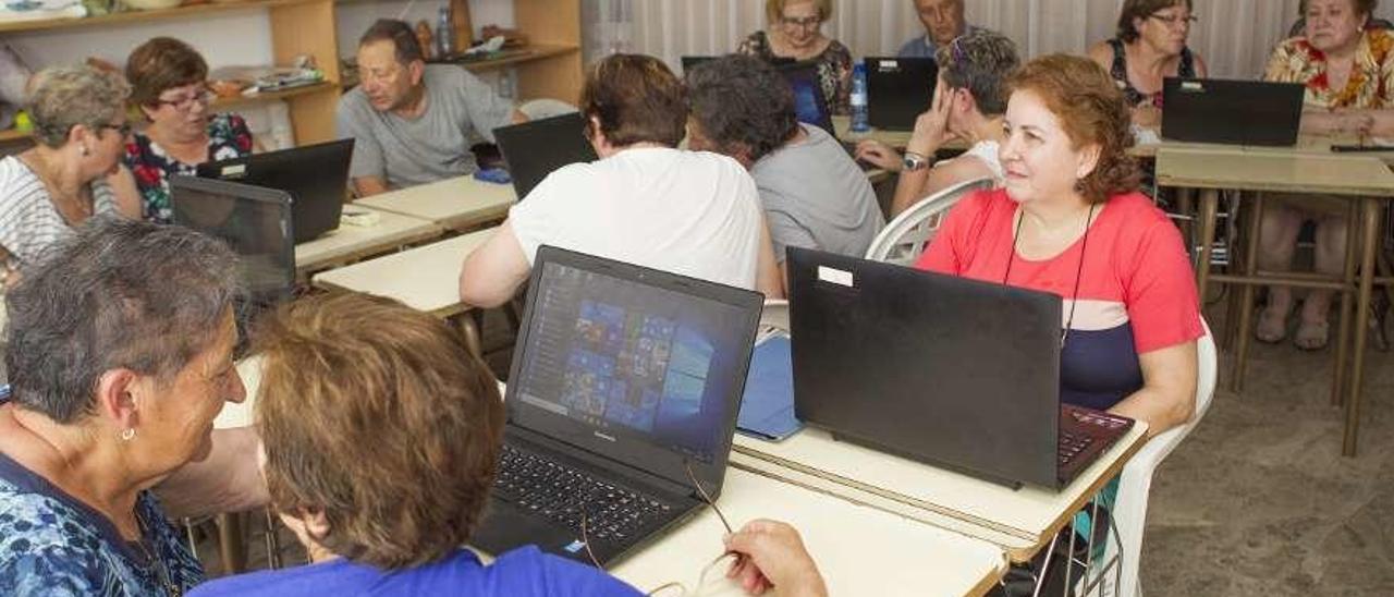 Asistentes a un curso de internet y de manejo de móviles en Lalín. // Bernabé/Ana Agra