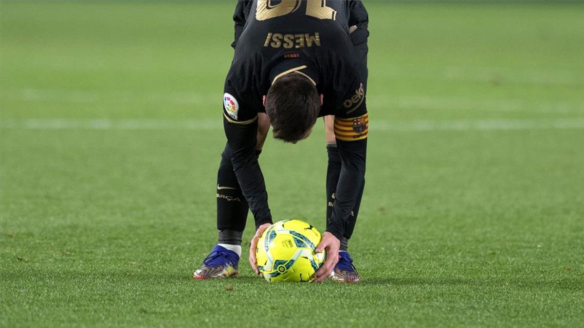 Messi puso con especial mimo el balón para lanzar la falta que significó el 0-3 y su segundo doblete consecutivo en Liga