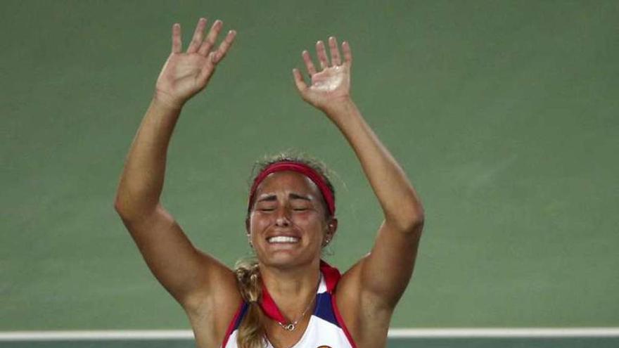 Mónica Puig festeja su victoria ante Kerber. // Efe