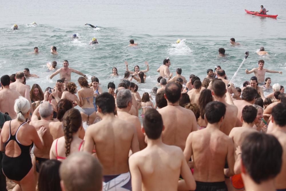 El primer bany de l''any a Palamós