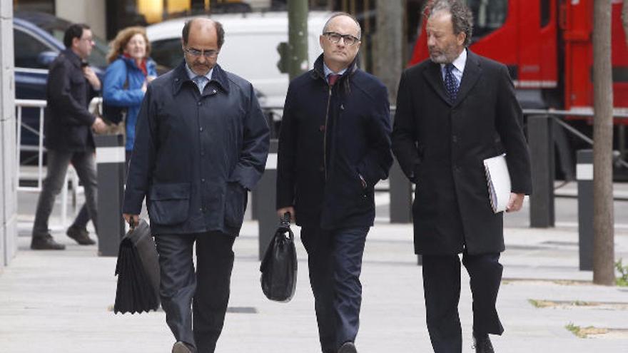 El exvicepresidente de la CNMV, Fernando Restoy (c), a su llegada a la Audiencia Nacional para declarar ante el juez Fernando Andreu.