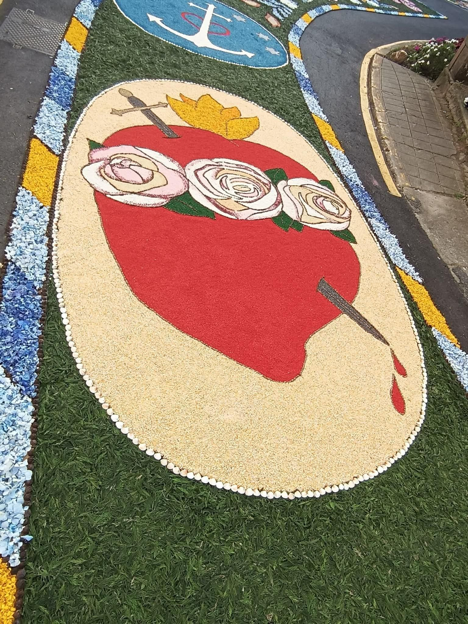 Castropol se llena de color con sus alfombras florales