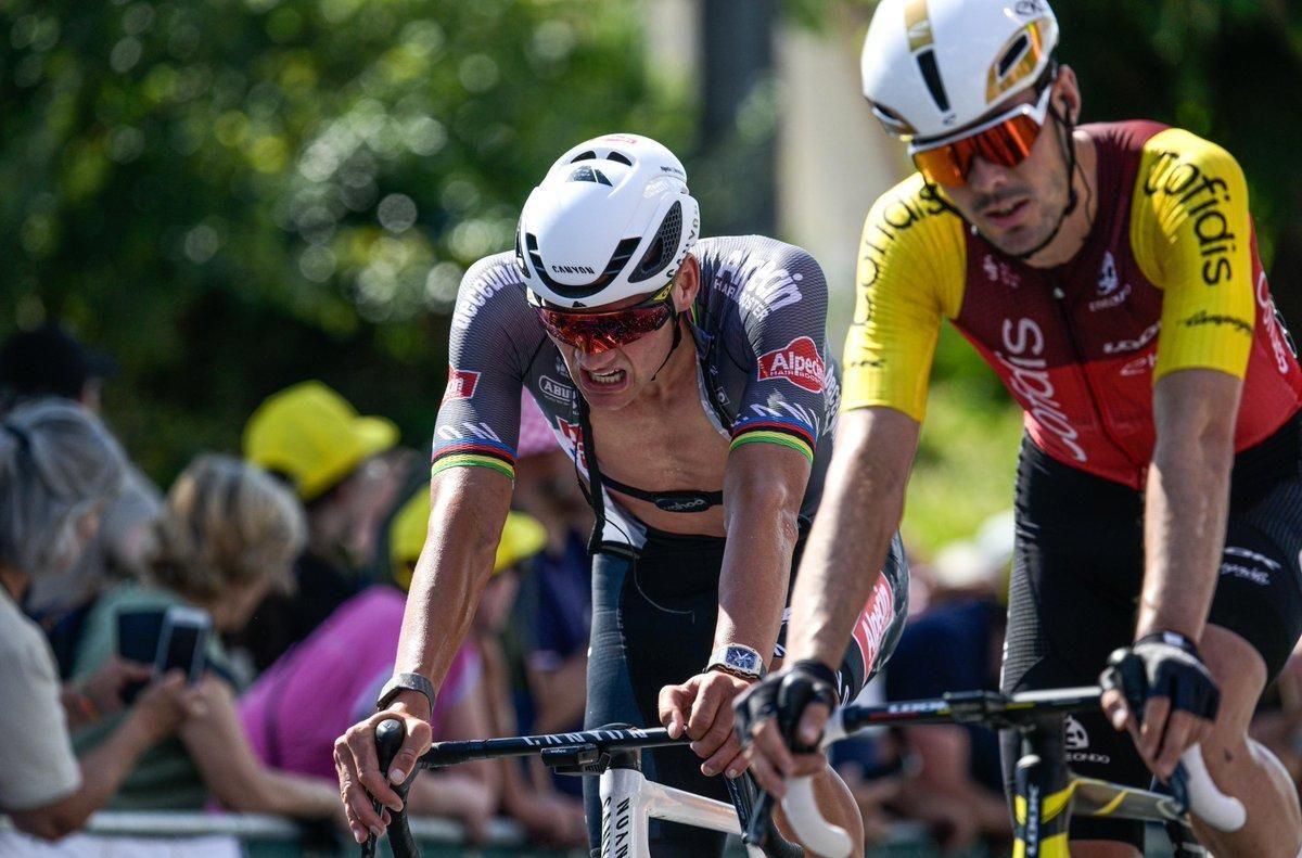 Van der Poel cruza la línea de meta.
