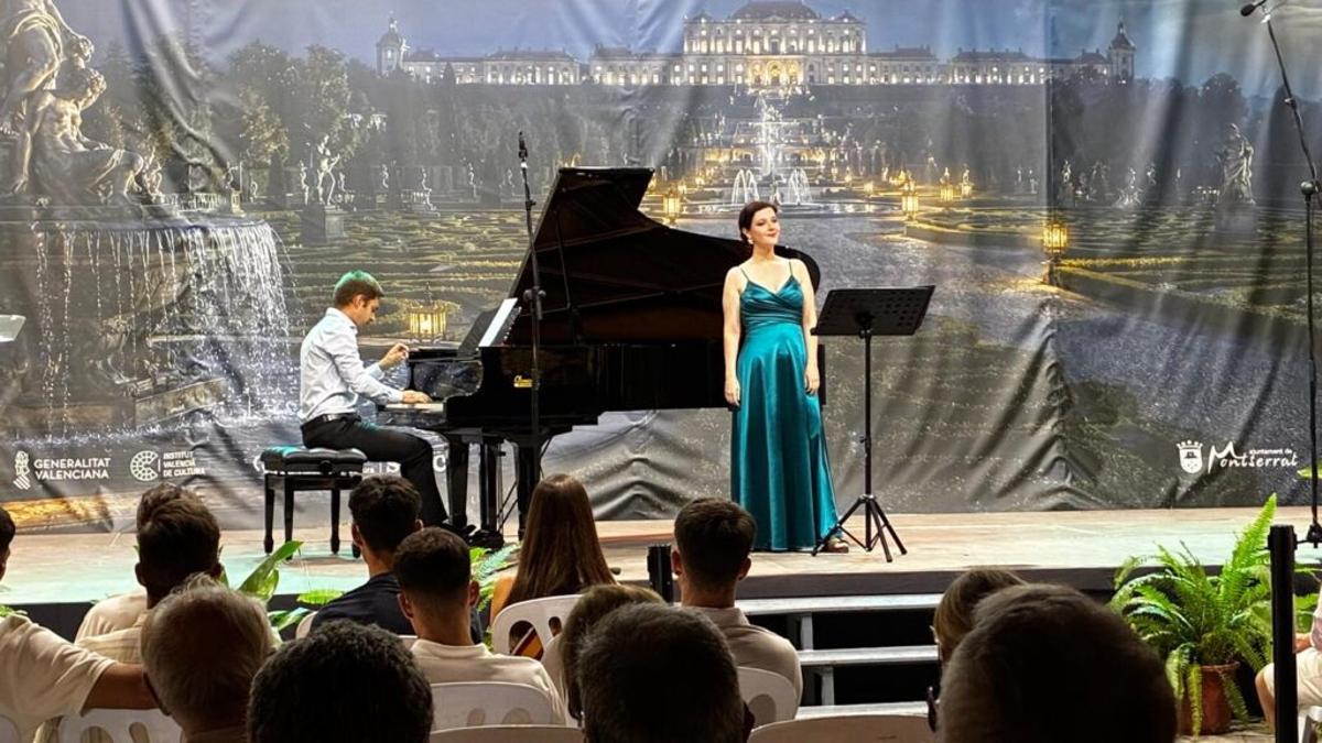 La soprano valenciana Aurora Penya acompañada al piano por el también valenciano Juan Sogel en la actuación del miércoles.