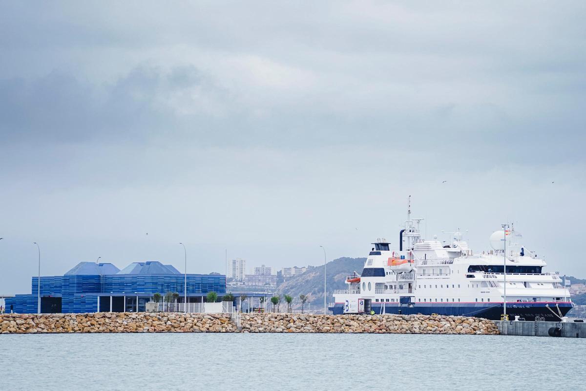 El primer crucero de la temporada en el Port de Tarragona. Este 2026 pasarán más de 80 barcos con 160.000 pasajeros.