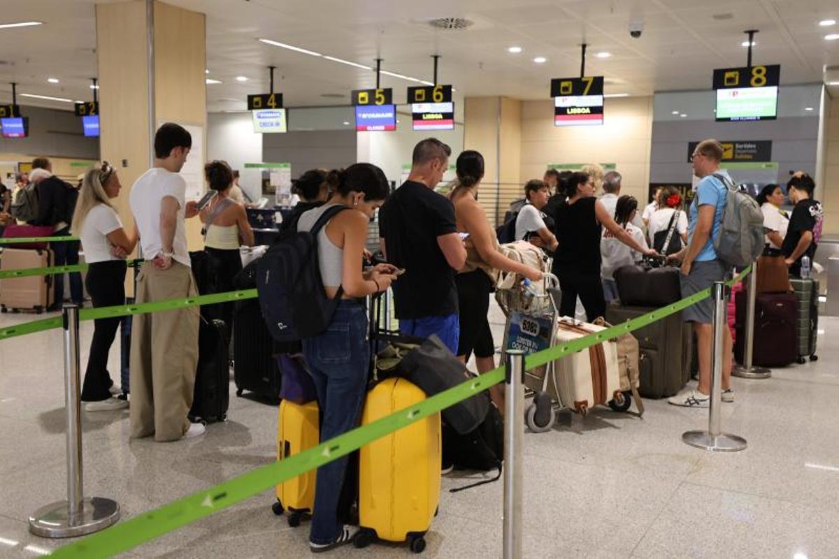 Aeropuerto de Ibiza: la solución de quien huye y el problema de quien llega