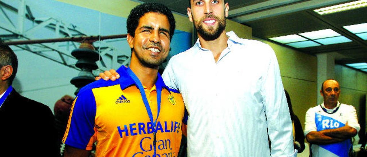 Enhamed posa con Pablo Aguilar en la presentación de la Liga Endesa.