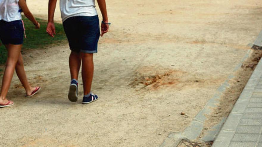 Una de las alcantarillas del parque, tapada por arena.