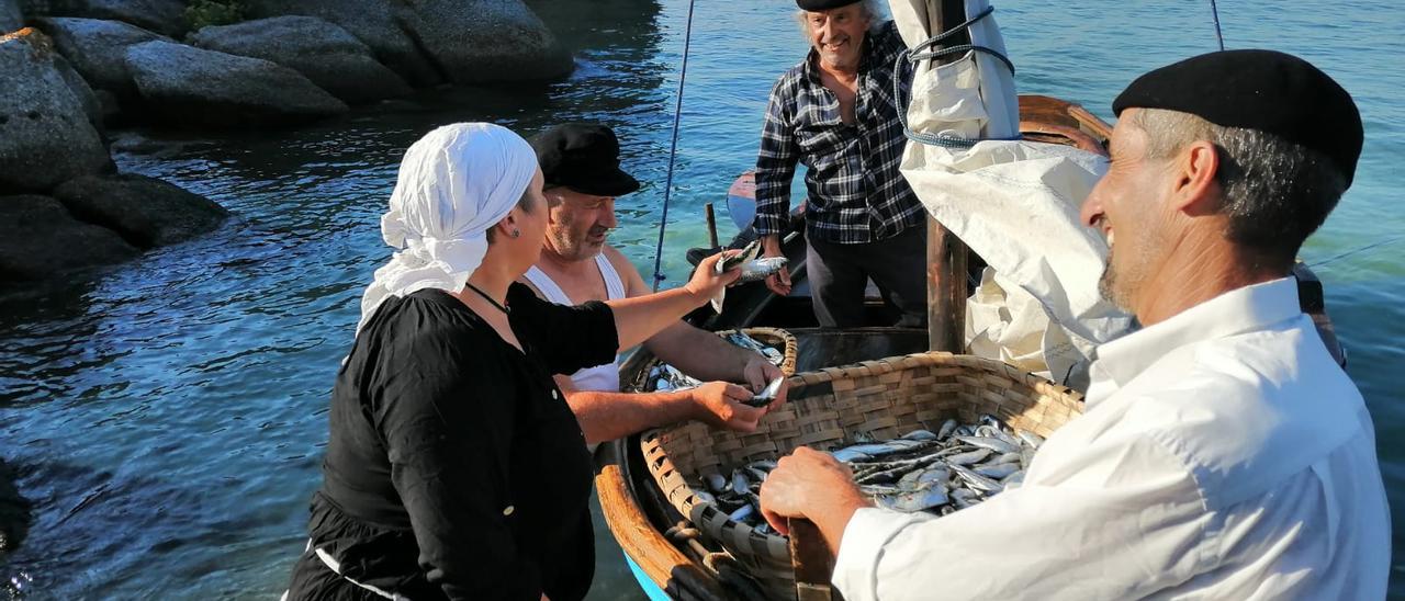 Una de las actividades con las que se representa la llegada de la sardina a la fábrica salazonera de Punta Moreiras.