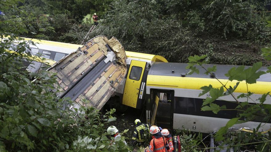 Els equips de rescat al lloc del descarrilament, ahir. | THOMAS WARNACK / AP