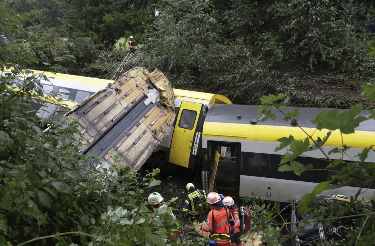 Almenys tres morts al descarrilarun tren regional al sud d’Alemanya Almenys tres morts al descarrilarun tren regional al sud d’Alemanya