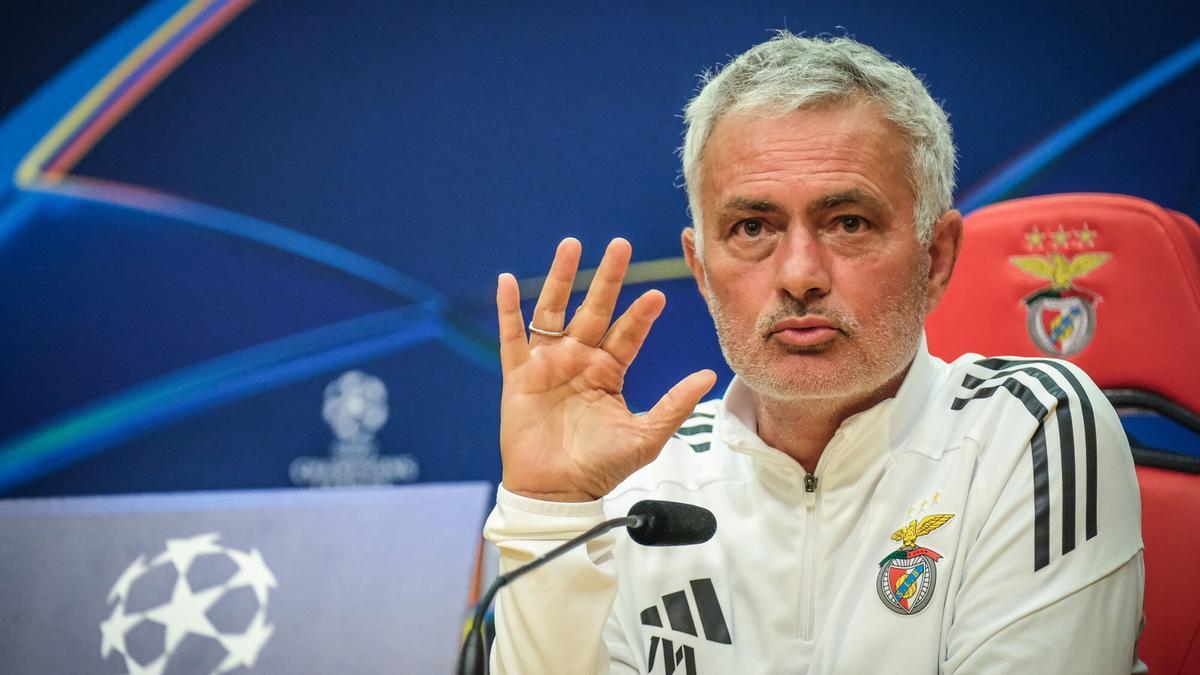 El entrenador del Benfica José Mourinho atiende a los medios en vísperas del duelo de la UEFA Champions League que jugarán este miércoles Benfica y Bayer Leverkusen, Lisboa, Portugal