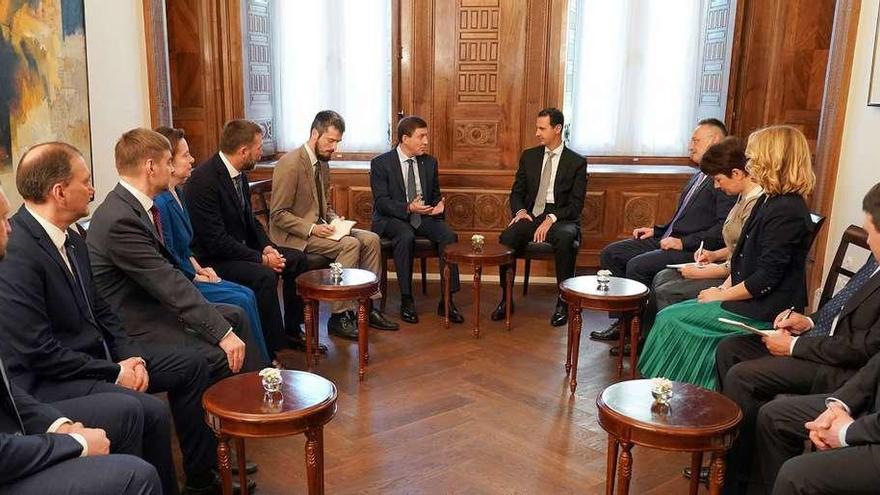 El presidente sirio Bachar al Asad, reunido ayer en Damasco con una delegación de diputados de Rusia Unida, el partido de Putin. // AFP