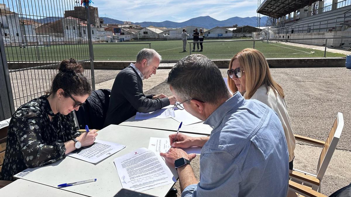 Momento de la firma de la reversión de la titularidad del Quatre Camins de Canls.