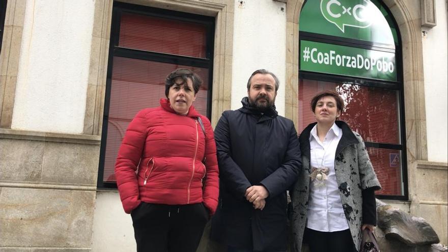 Fina Fernández, Rafael Cuíña y Ana Varela delante de la sede de Compromiso por Lalín.