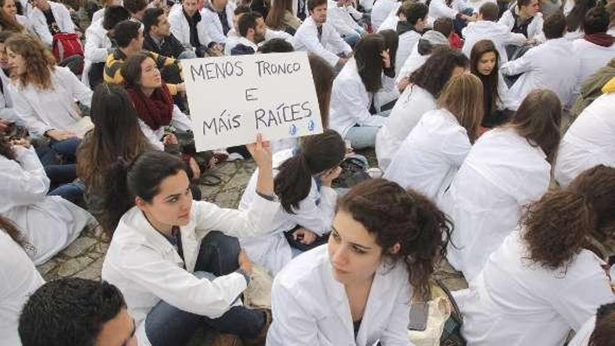 Protesta de los alumnos de Medicina ayer en Santiago. // Xoán Álvarez
