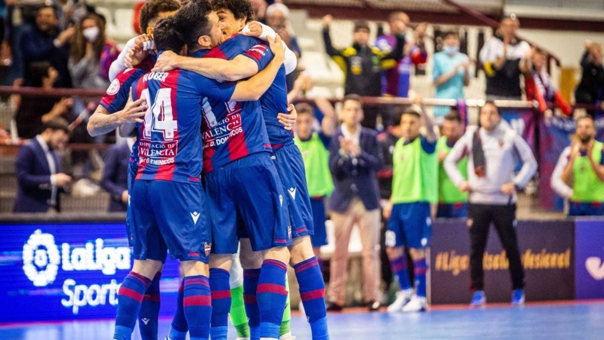 Los jugadores del Levante festejan la victoria