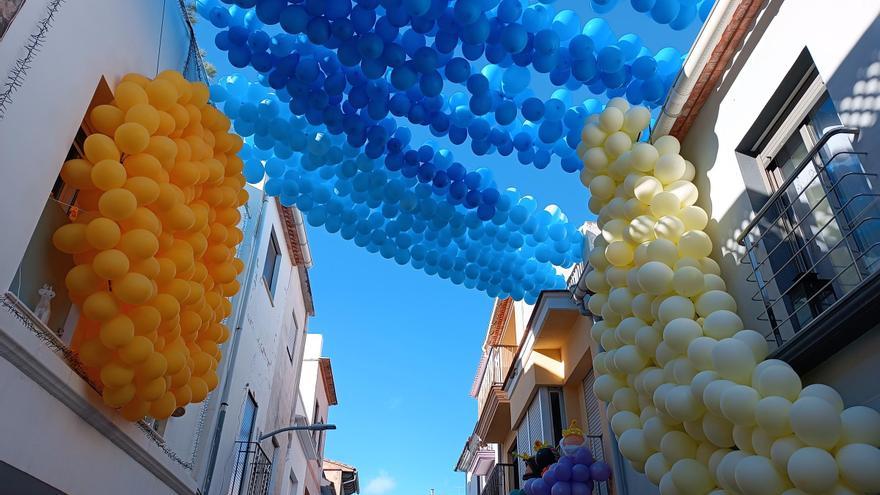 Una decoración con 2.000 globos, la mejor de la Navidad en Pego
