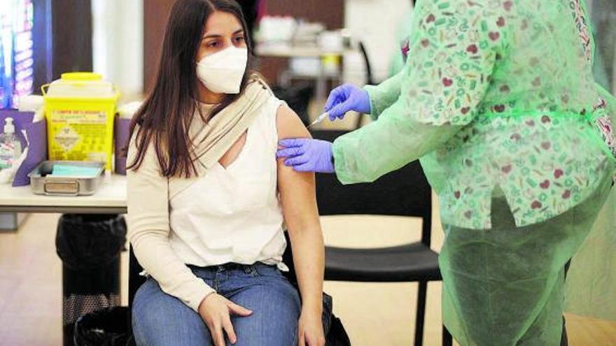 Una profesional farmacéutica recibe la vacuna en el Colegio Oficial de Farmacéuticos de Madrid. | EUROPA PRESS/E.PARRA