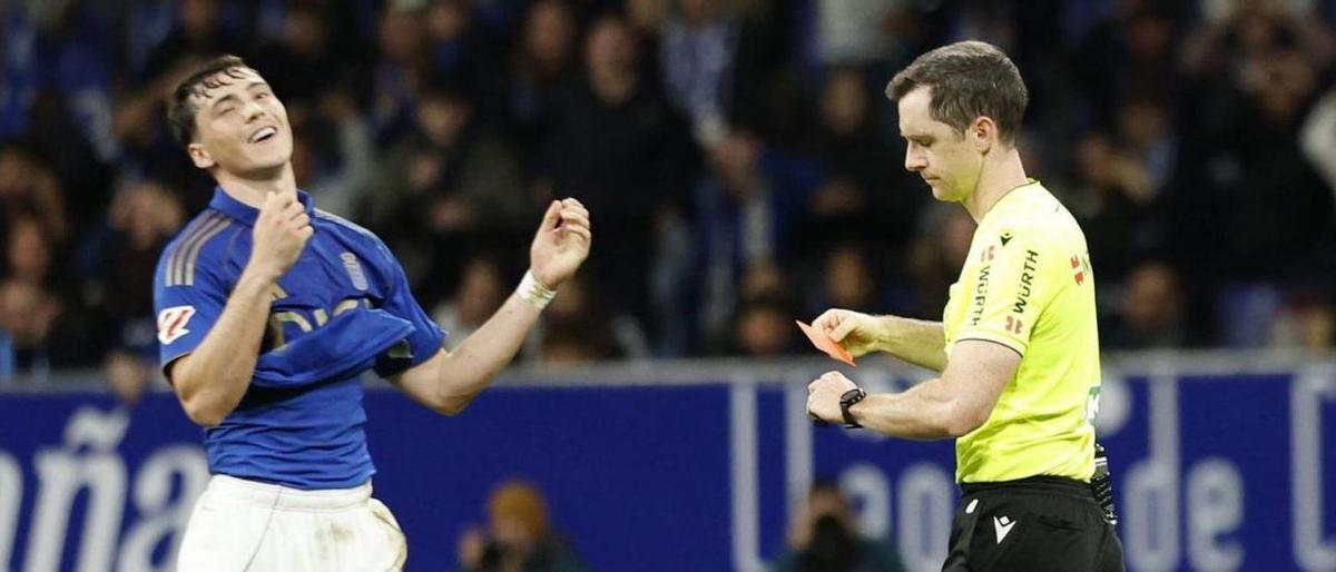 Galech Apezteguía expulsa a Fede Viñas en el Oviedo-Mallorca.