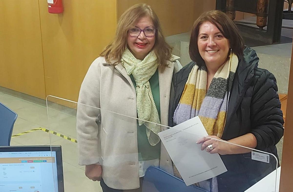 Catalina Trías y María Parra, en el momento de entregar las firmas. | CCOO