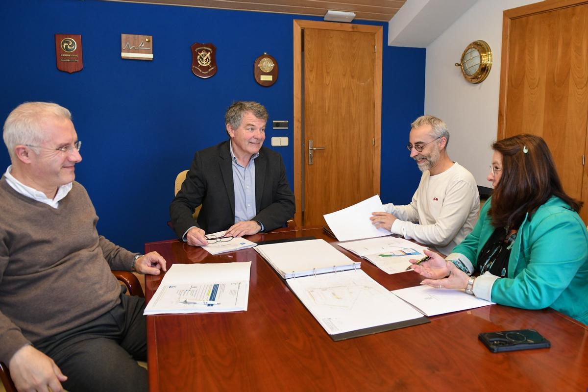 José Antonio Álvarez, la alcaldesa de Cangas, Araceli Gestido y el edil de Urbanismo, Antón Iglesias