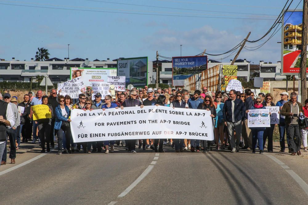 Manifestación en Orihuela Costa para pedir un puen