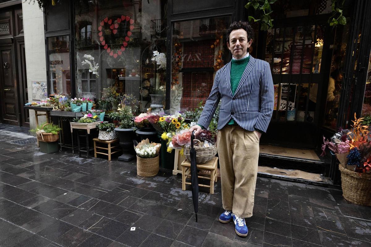 Manu Azcona, a las puertas de la floristería El Jardín de Paula, en la calle Torrenueva, en pleno Casco Histórico de la ciudad.
