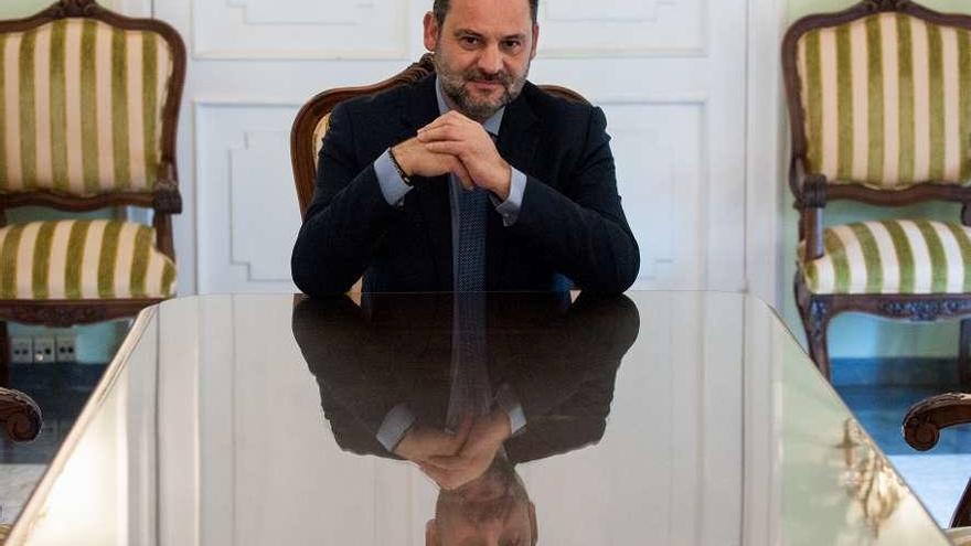 El ministro de Fomento, en la sede de la Subdelegación del Gobierno en Ourense. // Brais Lorenzo