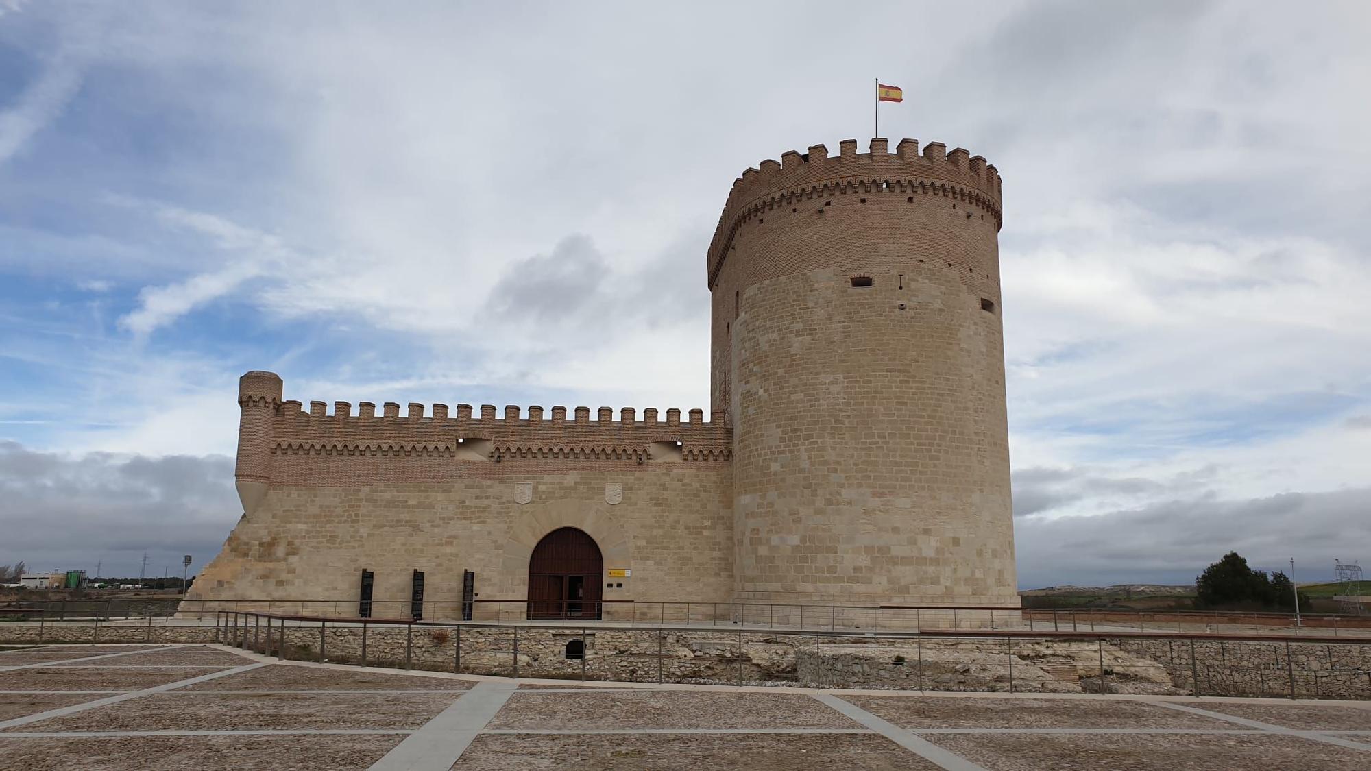 El castillo de Arévalo se alza firme en el horizonte