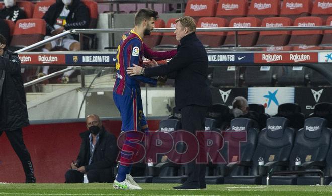 Gerard Piqué y Ronald Koeman se dan la mano al final del partido de LaLiga entre el FC Barcelona y el Elche disputado en el Camp Nou.