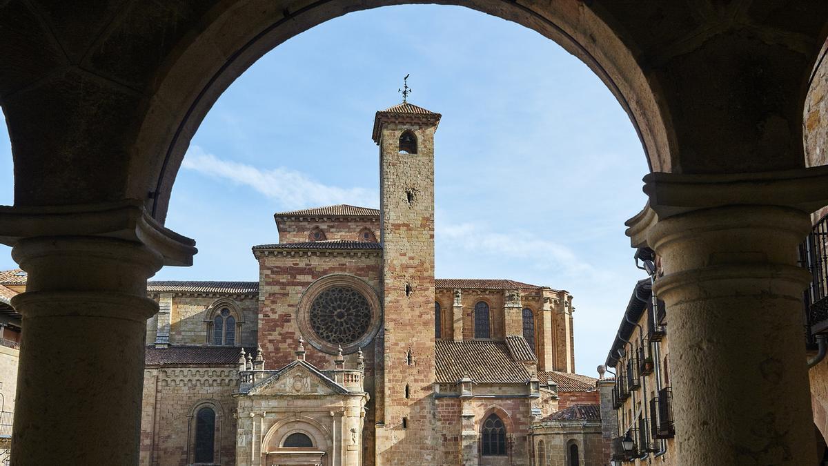 El pueblo de España que tiene una catedral con 3.000 cabezas en su interior