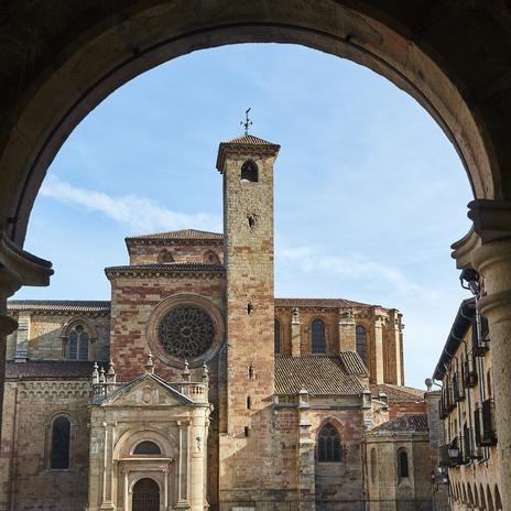 El pueblo de España que tiene una catedral con 3.000 cabezas en su interior