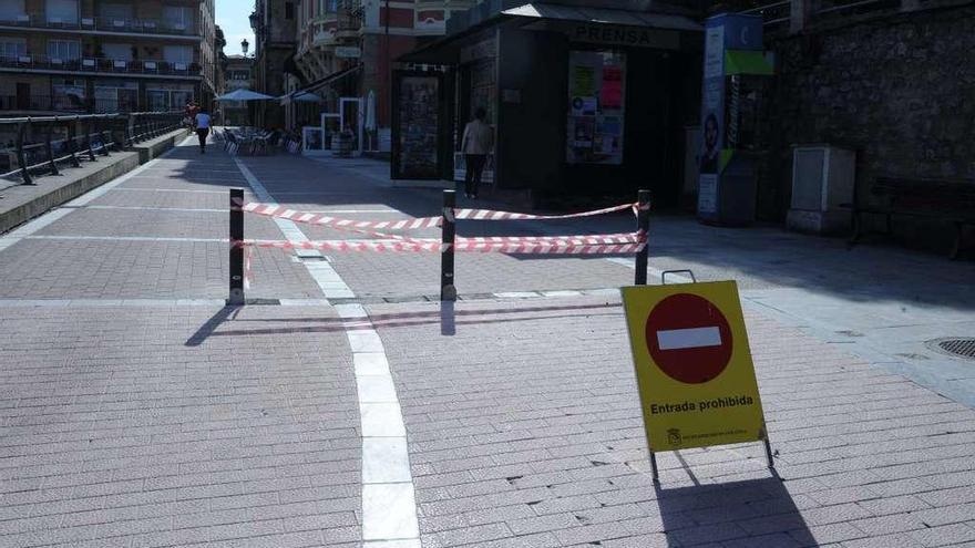 Los bolardos que impiden el acceso a la calle Grande Covián de Colunga.