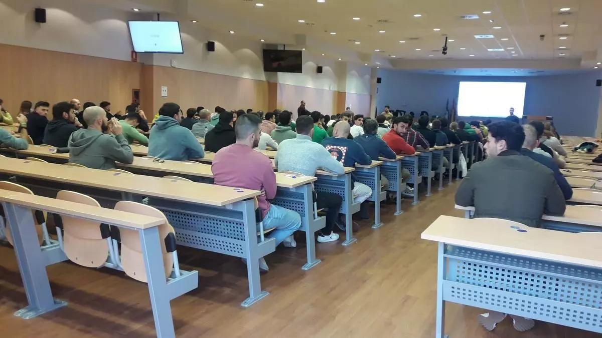 Participantes en una oposición a bombero en Córdoba, en una imagen de archivo.