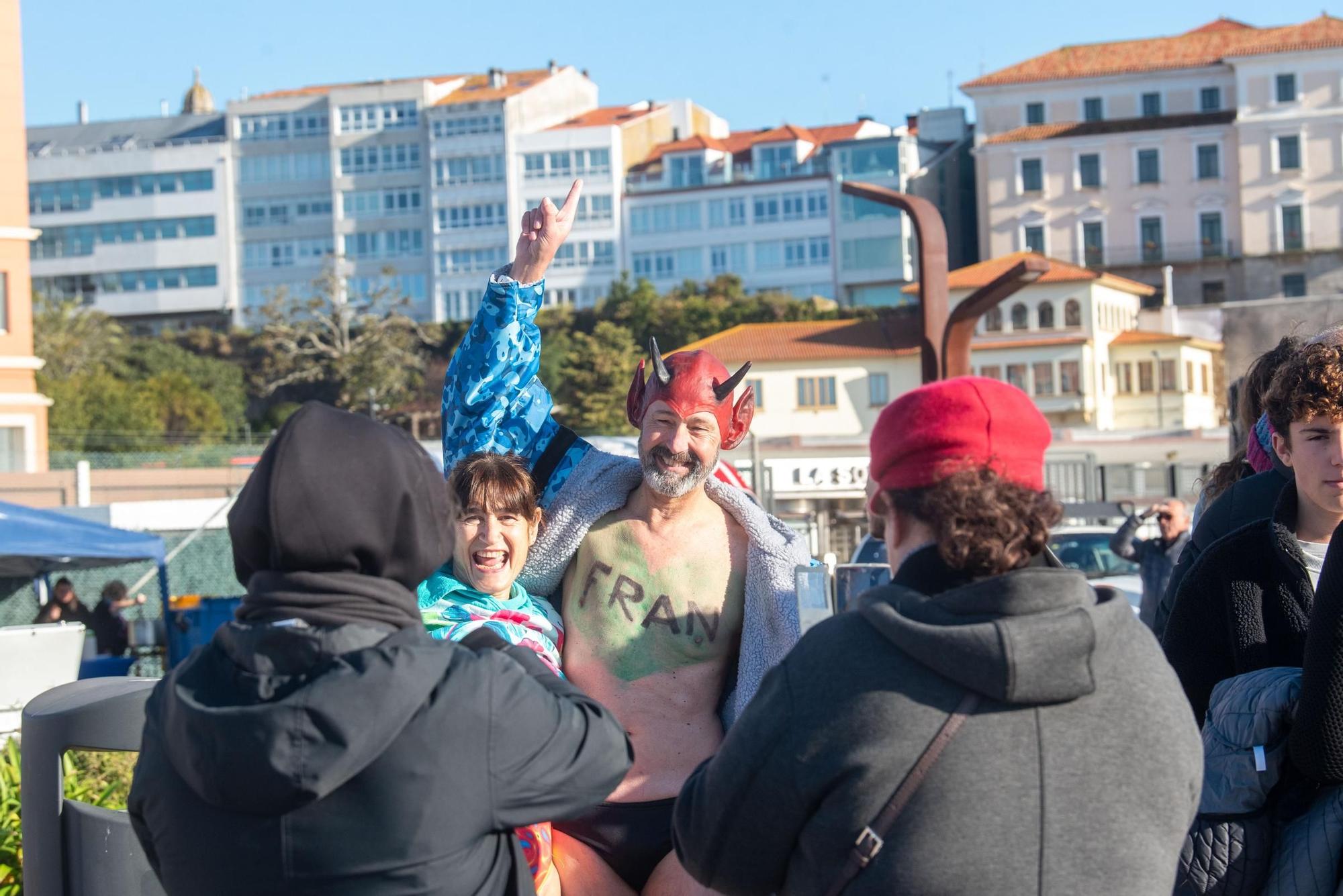A Coruña desafía al frío y al mar para visibilizar la ELA