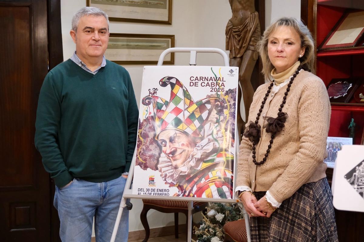 Rosi Lama y León Madero, junto al cartel dle Carnaval de Cabra 2026.
