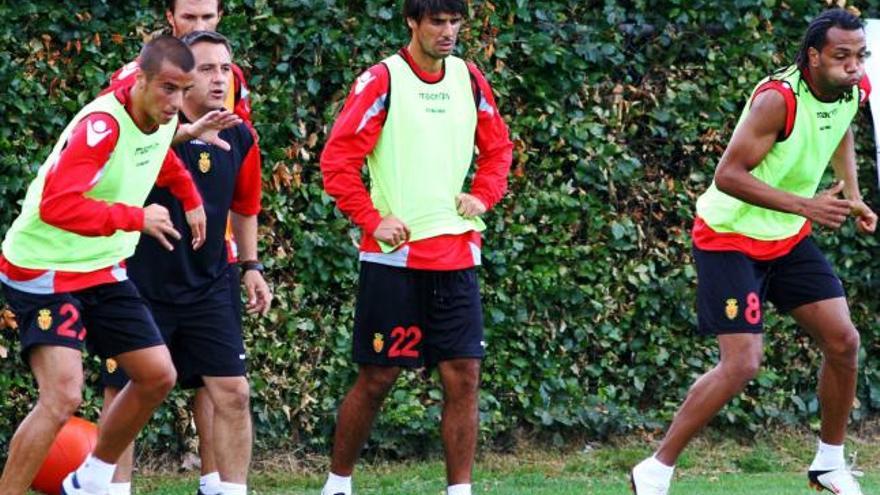 Bruno China, en el centro de la imagen, en el entrenamiento de ayer en Ermelo.