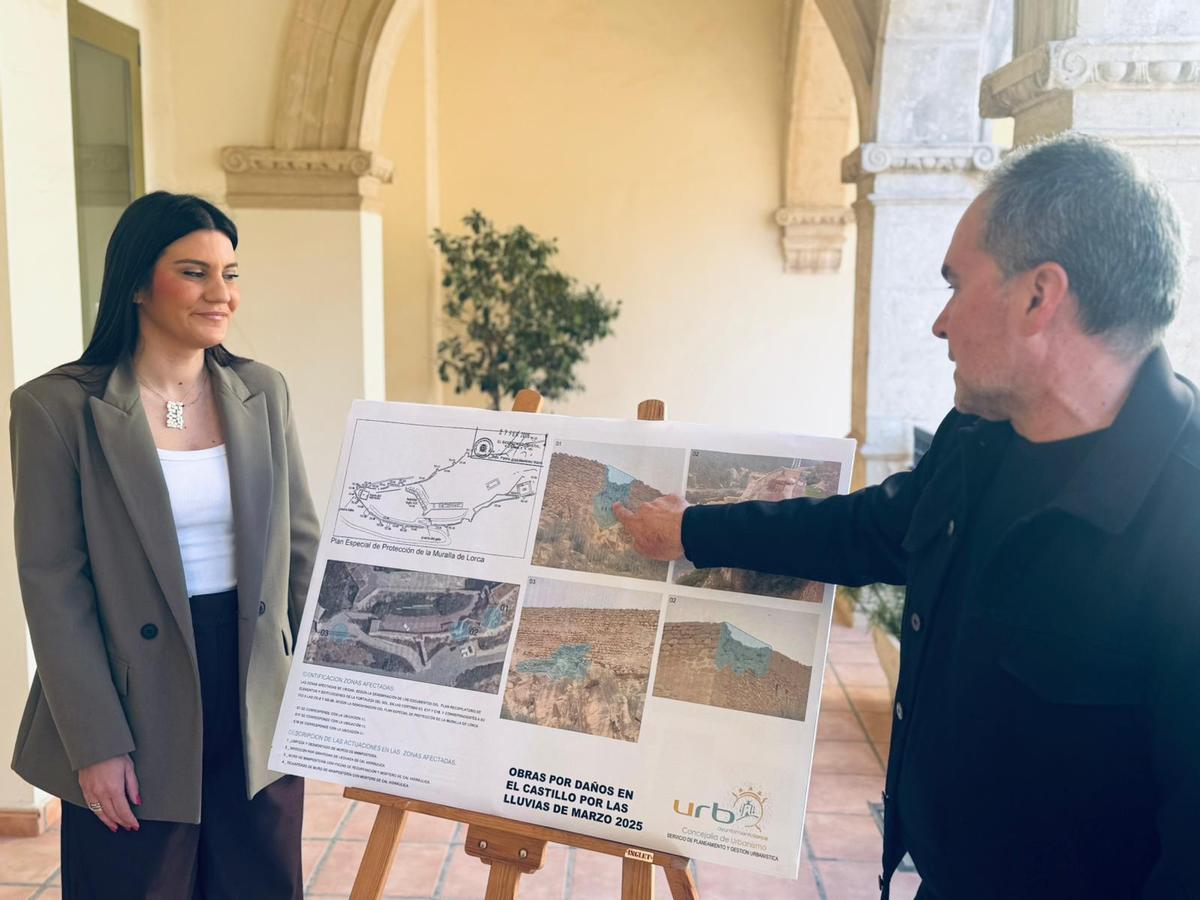 El arquitecto Jerónimo Granados explica los pormenores del proyecto junto a la concejala.