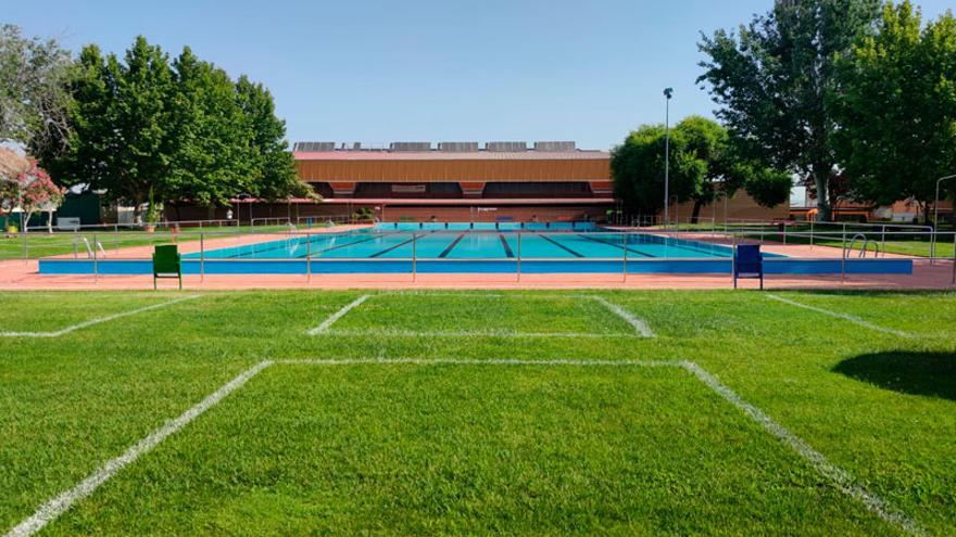 Imagen de la piscina municipal de Don Benito dividida por parcelas para mantener la distancia de seguridad.