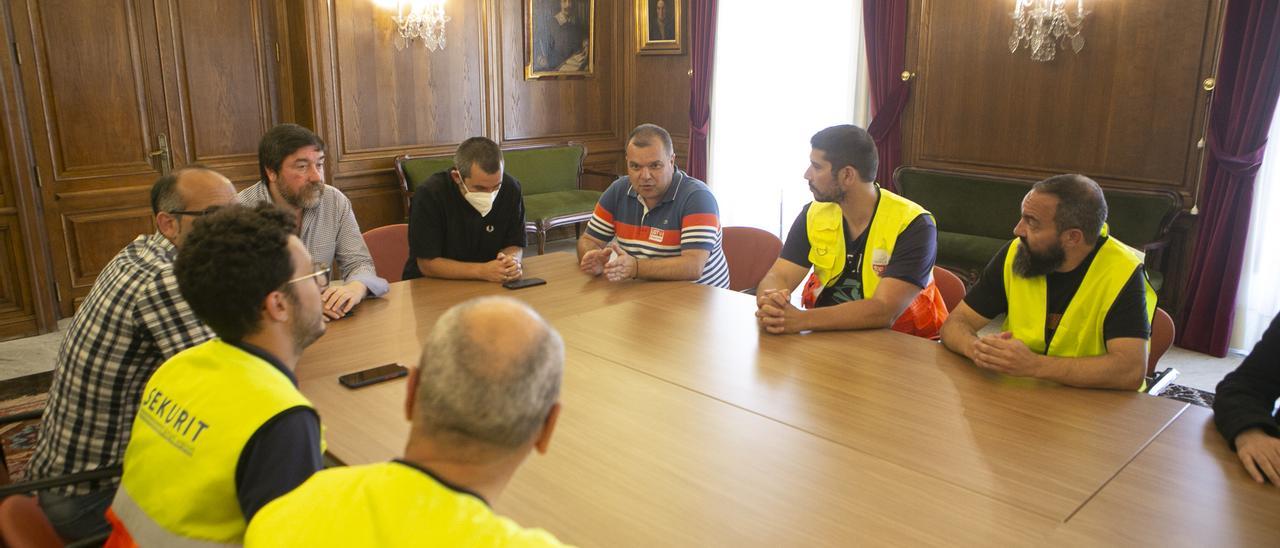 Los trabajadores de Saint-Gobain con el portavoz de gobierno, Manuel Campa, en el Ayuntamiento.