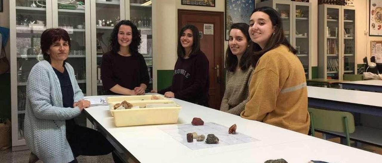 La profesora de Geología Ana Villanueva, junto a las alumnas Mar Suárez, Carlota Miranda, Sofía Toraño y Silvia Echevarría, en el laboratorio del Instituto de Infiesto, ayer.