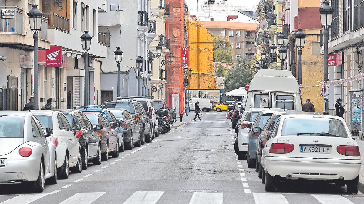 Vehículos estacionados en una calle de València