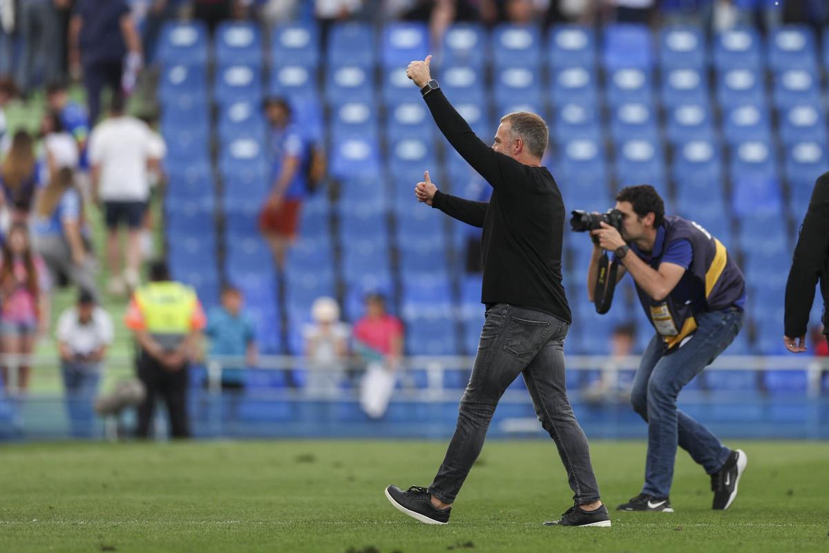 Hansi Flick saluda eufóricamente a Joan Laporta tras el Getafe - Barça