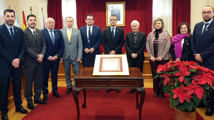 El obispo Luis Quinteiro Fiuza recibe “enamorado de Tui” la medalla de oro