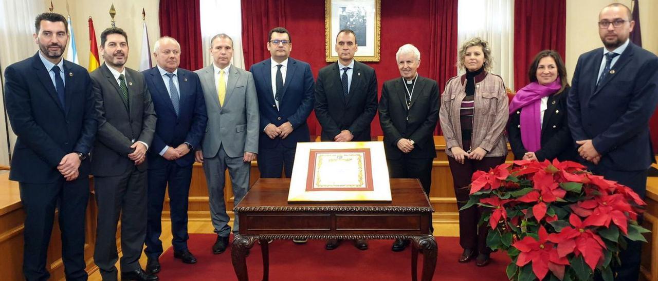 El obispo Luis Quinteiro, el alcalde Enrique Cabaleiro y miembros de la corporación, ayer.  // MARTA G. BREA