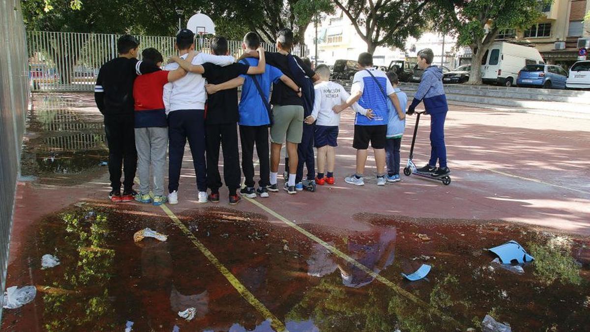 Pistas deportivas en Carlinda, llena de charcos