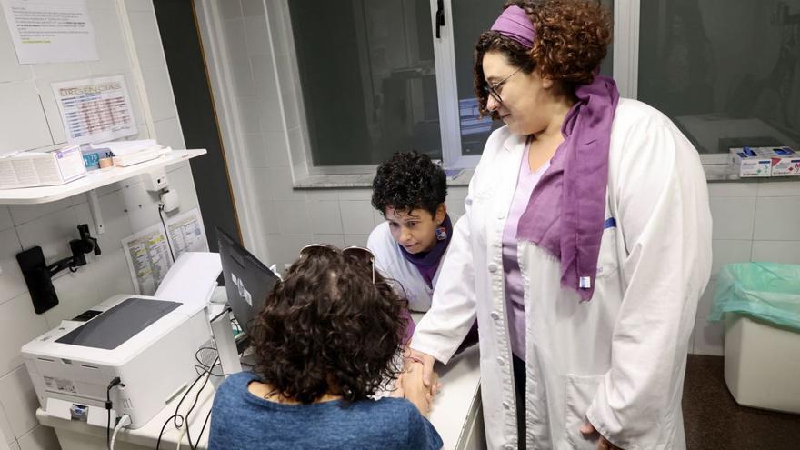 Profesionales de Urgencias atienden a una paciente en un box habilitado para casos de violencia.