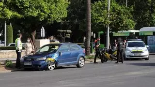 Una colisión entre una moto y un coche provoca el corte temporal de la avenida de Vallellano